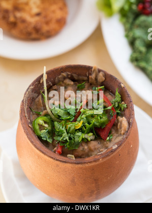 Lobio, un plat de haricots géorgienne traditionnelle dans un récipient en argile. Banque D'Images