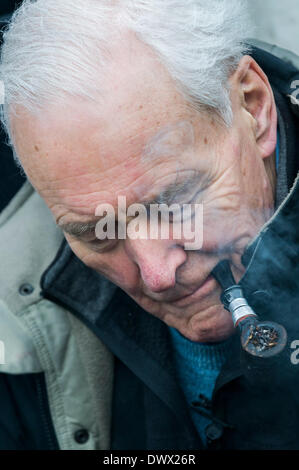 Londres, Royaume-Uni. 24 Jan 2009. Les manifestants dirigé par Tony Benn MP mars à Gaz libre et à la honte de la BBC, Londres, 24 janvier 2009. Crédit : Guy Bell/Alamy Live News Banque D'Images