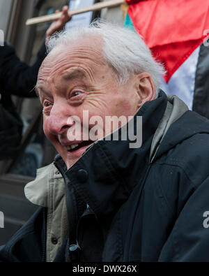 Londres, Royaume-Uni. 24 Jan 2009. Les manifestants dirigé par Tony Benn MP mars à Gaz libre et à la honte de la BBC, Londres, 24 janvier 2009. Crédit : Guy Bell/Alamy Live News Banque D'Images