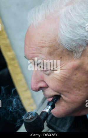 Londres, Royaume-Uni. 24 Jan 2009. Les manifestants dirigé par Tony Benn MP mars à Gaz libre et à la honte de la BBC, Londres, 24 janvier 2009. Crédit : Guy Bell/Alamy Live News Banque D'Images