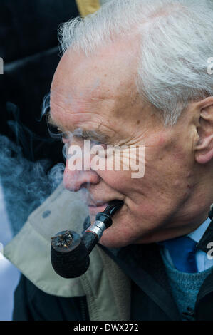 Londres, Royaume-Uni. 24 Jan 2009. Les manifestants dirigé par Tony Benn MP mars à Gaz libre et à la honte de la BBC, Londres, 24 janvier 2009. Crédit : Guy Bell/Alamy Live News Banque D'Images