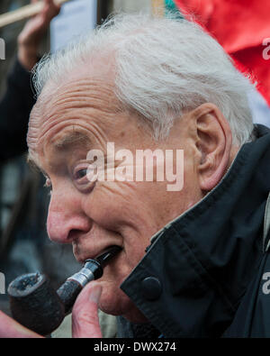 Londres, Royaume-Uni. 24 Jan 2009. Les manifestants dirigé par Tony Benn MP mars à Gaz libre et à la honte de la BBC, Londres, 24 janvier 2009. Crédit : Guy Bell/Alamy Live News Banque D'Images