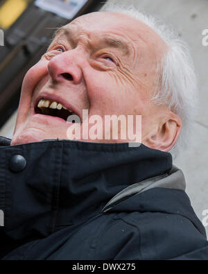 Londres, Royaume-Uni. 24 Jan 2009. Les manifestants dirigé par Tony Benn MP mars à Gaz libre et à la honte de la BBC, Londres, 24 janvier 2009. Crédit : Guy Bell/Alamy Live News Banque D'Images