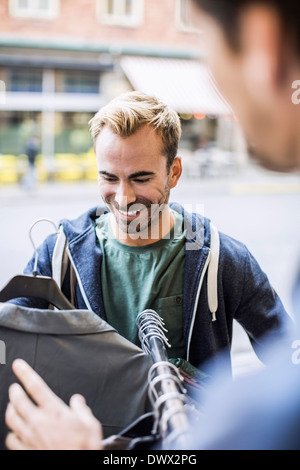 Happy man shopping au magasin de vêtements Banque D'Images