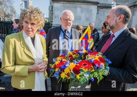 L'Abbaye de Westminster, London, UK 12 mars 2014. Une gerbe est déposée au monument commémoratif pour les victimes innocentes de la guerre et l'oppression par Kate Hoey MP, Seigneur Howarth et Fabian Hamilton MP (de gauche à droite) après une courte multi-religieux dirigé par Jane Canon service de trésorerie de l'abbaye de Westminster. Le parlementaire de la All Party Parliamentary Group for Tibet a assisté à la cérémonie annuelle en mémoire des Tibétains qui ont perdu la vie depuis le soulèvement de 1959. Crédit : Guy Bell/Alamy Live News Banque D'Images