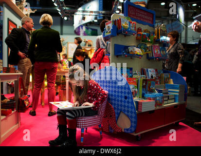 Leipzig, Allemagne. 14Th Mar, 2014. Tryo (5 ans) lit un livre à la Foire du livre de Leipzig à Leipzig, Allemagne, 14 mars 2014. La Foire du livre de Leipzig se poursuit jusqu'au 16 mars 2014. Photo : afp/Alamy Live News Banque D'Images