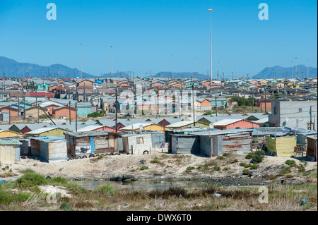 Vue panoramique sur les huttes en fer ondulé à Khayelitsha, Cape Town, Western Cape, Afrique du Sud Banque D'Images