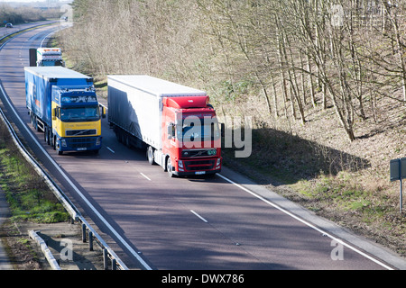 Volvo poids lourds sur une route nationale12 dans le Suffolk, Angleterre Banque D'Images