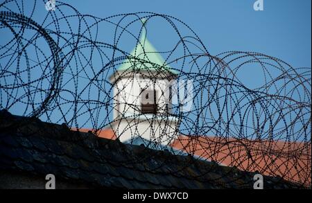 Landsberg, en Allemagne. 14Th Mar, 2014. Les barbelés à l'extérieur de Landberg am Lech correctional facility de Landsberg, en Allemagne, le 14 mars 2014. La prison de Landsberg est l'une des deux installations possibles où Uli Hoeness pourrait effectuer sa peine. L'autre est Bernau am Chiemsee. Photo : SVEN HOPPE/dpa/Alamy Live News Banque D'Images