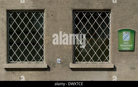 Landsberg, en Allemagne. 14Th Mar, 2014. Un écriteau 'Justiz-Vollzugsanstalt Landsberg' (Landberg correctional facility) se bloque à l'entrée de la prison de Landsberg am Lech Landsberg, en Allemagne, le 14 mars 2014. La prison de Landsberg est l'une des deux installations possibles où Uli Hoeness pourrait effectuer sa peine. L'autre est Bernau am Chiemsee. Photo : SVEN HOPPE/dpa/Alamy Live News Banque D'Images