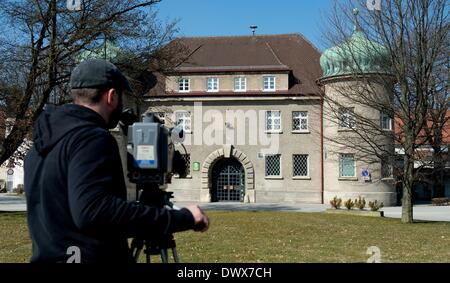 Landsberg, en Allemagne. 14Th Mar, 2014. Un caméraman films Landberg am Lech correctional facility de Landsberg, en Allemagne, le 14 mars 2014. La prison de Landsberg est l'une des deux installations possibles où Uli Hoeness pourrait effectuer sa peine. L'autre est Bernau am Chiemsee. Photo : SVEN HOPPE/dpa/Alamy Live News Banque D'Images