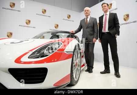 Stuttgart, Allemagne. 14Th Mar, 2014. Pdg de Porsche, Matthias Mueller et CFO Lutz Meschke (R) se tenir à côté d'une voiture de sport Porsche 918 Spyder super pendant la conférence de presse les résultats d'affaires au musée Porsche à Stuttgart, Allemagne, 14 mars 2014. Porsche a dépassé son objectif de rester au niveau de l'année précédente. Photo : Bernd Weissbrod/dpa/Alamy Live News Banque D'Images