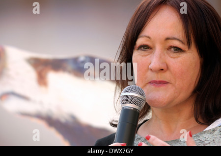 Kerry McCarthy MP (à l'Est de Bristol, du travail) s'exprimant lors de l'abattage du blaireau de protestation devant le parlement, le 13 mars 2014 Banque D'Images