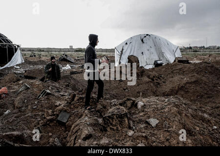 Gaza, Territoires palestiniens. Feb 17, 2012. Palestiniens inspecter les dommages à la suite d'un raids aériens israéliens sur les tunnels de contrebande à Rafah dans le sud de la bande de Gaza le 13 mars 2014. Un cessez-le-feu négocié par l'Egypte le jeudi pour mettre fin à une flambée de roquettes à partir de Gaza sur des villes israéliennes et des raids aériens israéliens dans l'enclave palestinienne, le groupe militant du Jihad islamique a dit. © Abed Rahim Khatib/NurPhoto ZUMAPRESS.com/Alamy/Live News Banque D'Images