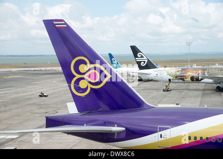 L'empennage de l'avion Thai et Air New Zealand avion à l'Aéroport International d'Auckland Auckland Nouvelle Zélande Banque D'Images