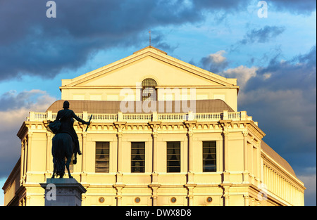 Felipe IV statue face au Teatro Real, l'opéra à Plaza de Oriente. Madrid. Espagne Banque D'Images