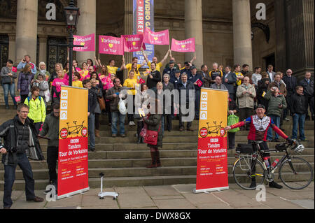 Les supporters en grandes bannières, debout sur les marches de l'Hôtel de ville de Leeds, en attendant de voir le début de l'Oeil du Nord Harry & Amy's Concert Tour de Yorkshire dans l'aide du Sport Relief - West Yorkshire, Angleterre, Royaume-Uni. Banque D'Images