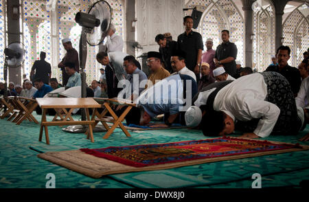 Kuala Lumpur, Malaisie. 14Th Mar, 2014. Le Premier Ministre malaisien Najib Razak prie (3R, à l'avant) dans une mosquée près de l'Aéroport International de Kuala Lumpur de Selangor, Malaisie, le 14 mars 2014. Le Premier Ministre malaisien Najib Razak et les musulmans ont prié pour les passagers et l'équipage manquant sur le vol MH370 de Malaysia Airlines dans une mosquée située près de l'Aéroport International de Kuala Lumpur, le vendredi. Crédit : Il Jingjia/Xinhua/Alamy Live News Banque D'Images