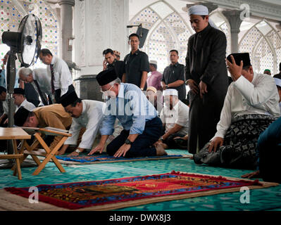 Kuala Lumpur, Malaisie. 14Th Mar, 2014. Le Premier Ministre malaisien Najib Razak prie (3R, à l'avant) dans une mosquée près de l'Aéroport International de Kuala Lumpur de Selangor, Malaisie, le 14 mars 2014. Le Premier Ministre malaisien Najib Razak et les musulmans ont prié pour les passagers et l'équipage manquant sur le vol MH370 de Malaysia Airlines dans une mosquée située près de l'Aéroport International de Kuala Lumpur, le vendredi. Crédit : Il Jingjia/Xinhua/Alamy Live News Banque D'Images