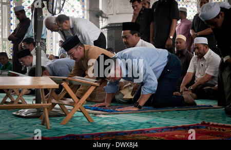 Kuala Lumpur, Malaisie. 14Th Mar, 2014. Le Premier Ministre malaisien Najib Razak prie (R, à l'avant) dans une mosquée près de l'Aéroport International de Kuala Lumpur de Selangor, Malaisie, le 14 mars 2014. Le Premier Ministre malaisien Najib Razak et les musulmans ont prié pour les passagers et l'équipage manquant sur le vol MH370 de Malaysia Airlines dans une mosquée située près de l'Aéroport International de Kuala Lumpur, le vendredi. Crédit : Il Jingjia/Xinhua/Alamy Live News Banque D'Images