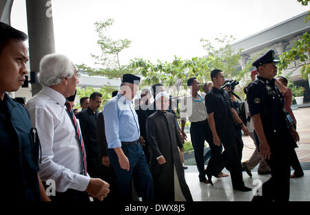 Kuala Lumpur, Malaisie. 14Th Mar, 2014. Le Premier Ministre malaisien Najib Razak (C) de marche de la salle de prière dans une mosquée près de l'Aéroport International de Kuala Lumpur de Selangor, Malaisie, le 14 mars 2014. Le Premier Ministre malaisien Najib Razak et les musulmans ont prié pour les passagers et l'équipage manquant sur le vol MH370 de Malaysia Airlines dans une mosquée située près de l'Aéroport International de Kuala Lumpur, le vendredi. Crédit : Il Jingjia/Xinhua/Alamy Live News Banque D'Images