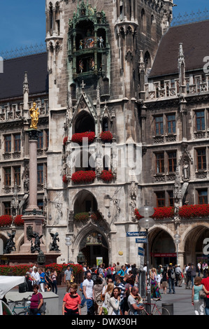 Germany, Bavaria, Munich, La Place Marienplatz, le Neues Rathaus, nouvel hôtel de ville Banque D'Images