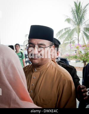 Kuala Lumpur, Malaisie. 14Th Mar, 2014. Le ministre des Transports par intérim malaisien Hishammuddin Hussein (C) de marche de la salle de prière dans une mosquée près de l'Aéroport International de Kuala Lumpur de Selangor, Malaisie, le 14 mars 2014. Le Premier Ministre malaisien Najib Razak et les musulmans ont prié pour les passagers et l'équipage manquant sur le vol MH370 de Malaysia Airlines dans une mosquée située près de l'Aéroport International de Kuala Lumpur, le vendredi. © Il Jingjia/Xinhua/Alamy Live News Banque D'Images