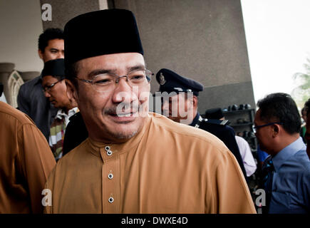 Kuala Lumpur, Malaisie. 14Th Mar, 2014. Le ministre des Transports par intérim malaisien Hishammuddin Hussein (C) de marche de la salle de prière dans une mosquée près de l'Aéroport International de Kuala Lumpur de Selangor, Malaisie, le 14 mars 2014. Le Premier Ministre malaisien Najib Razak et les musulmans ont prié pour les passagers et l'équipage manquant sur le vol MH370 de Malaysia Airlines dans une mosquée située près de l'Aéroport International de Kuala Lumpur, le vendredi. © Il Jingjia/Xinhua/Alamy Live News Banque D'Images