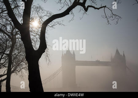 London UK. 14 mars 2014, le brouillard tombe sur le Tower Bridge dans le centre de Londres sur un beau matin au début du printemps. Credit : Patricia Phillips/Alamy Live News Banque D'Images