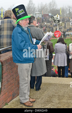 Cheltenham, Gloucestershire, UK . 13Th Mar, 2014. Atmosphereshots au Festival de Cheltenham Gold Cup 2014, jour 3, St Patricks Date Réunion Jeudi 13/03/2014 ; Credit : Jules annan/Alamy Live News Banque D'Images