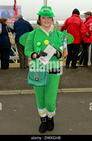 Cheltenham, Gloucestershire, UK . 13Th Mar, 2014. Atmosphereshots au Festival de Cheltenham Gold Cup 2014, jour 3, St Patricks Date Réunion Jeudi 13/03/2014 ; Credit : Jules annan/Alamy Live News Banque D'Images