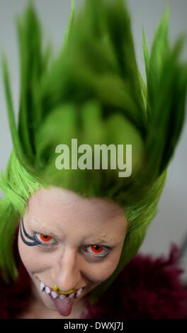 Leipzig, Allemagne. 14Th Mar, 2014. Cosplayeuse Angelina pose pour la caméra avec les verres de contact colorés à la Foire du livre de Leipzig à Leipzig, Allemagne, 14 mars 2014. La foire du livre s'étend jusqu'au 16 mars. Photo : HENDRIK SCHMIDT/dpa/Alamy Live News Banque D'Images