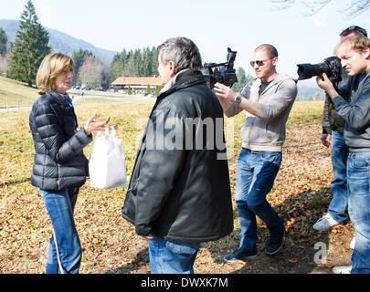 Bad Wiessee, Allemagne. 14Th Mar, 2014. Une femme d'un restaurant apporte des sandwichs commandés par l'ancien président du club de football allemand du Bayern de Munich, Uli Hoeness, pour les journalistes qui attendent en face de la maison de Hoeness près de Bad Wiessee, Allemagne, 14 mars 2014. Photo : MARC MUELLER/dpa/Alamy Live News Banque D'Images