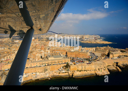 Vue panoramique vue aérienne de La Valette, Malte prises sur l'avion de passagers de la mer à Gozo Banque D'Images