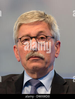 Leipzig, Allemagne. 14Th Mar, 2014. Écrivain et homme politique allemand Thilo Sarrazin parle de son nouveau livre "Der neue Tugendterror' ('La nouvelle croisade morale') à la Foire du livre de Leipzig à Leipzig, Allemagne, 14 mars 2014. Photo : ARNO BURGI/dpa/Alamy Live News Banque D'Images