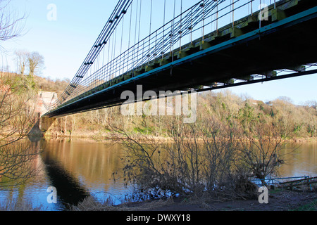 L'Union européenne la suspension ou pont des chaînes traversant la rivière Tweed à Berwick construite en 1820. Banque D'Images