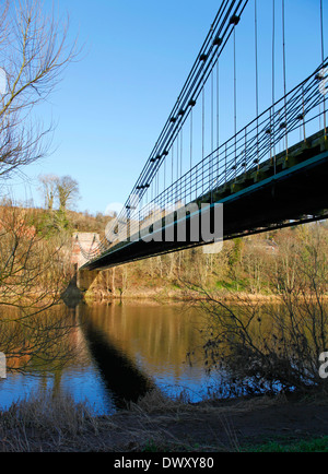 L'Union européenne la suspension ou pont des chaînes traversant la rivière Tweed à Berwick construite en 1820. Banque D'Images