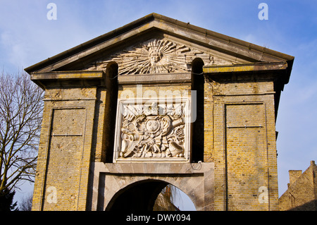 Porte de Cassel gate, avec les bras de Louis XlV, remparts de la ville par Vauban, 1668, Bergues, Nord Pas de Calais, hauts de France, France Banque D'Images
