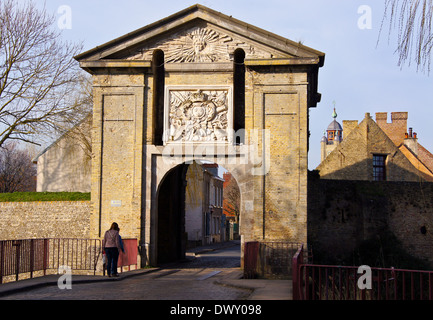 Porte de Cassel gate, avec les bras de Louis XlV, remparts de la ville par Vauban, 1668, Bergues, Nord Pas de Calais, hauts de France, France Banque D'Images