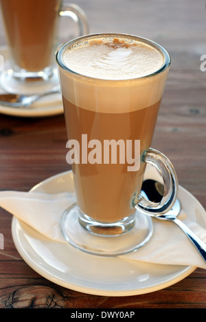 Café Latte ou Latte Caffe Latte dans de grands verres avec les paramètres de table Banque D'Images