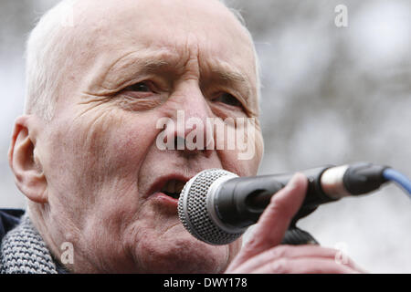 Londres, Royaume-Uni. 28 janvier, 2012. Fichier - Ancien ministre du cabinet, et d'un militant de gauche, Tony Benn est décédé à la maison. M. Benn devenu député en novembre 1950 et a servi dans le cabinet de Harold Wilson et James Callaghan. Une grande figure de la gauche du parti, il a manqué dehors sur le sous-direction en 1981 et a été un public populaire le président, militant anti-guerre et politique journal intime. En Photo le 28 janvier 2012, à un "Hands off l'Iran et la Syrie' manifestation devant l'ambassade américaine à Grosvenor Square, Londres. Credit : Theodore Liasi/ZUMAPRESS.com/Alamy Live News Banque D'Images