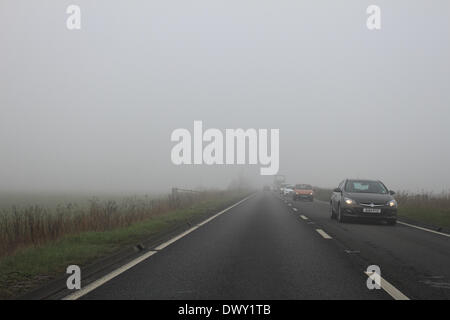 Great Yarmouth, Norfolk, Royaume-Uni. 14 mars 2014. plus d'Acle stright pour 8 kilomètres de Vauxhall Holiday Park à acle rond-point, ralentir la circulation et retard vendredi matin. Credit : charcrit boonsom/Alamy Live News Banque D'Images