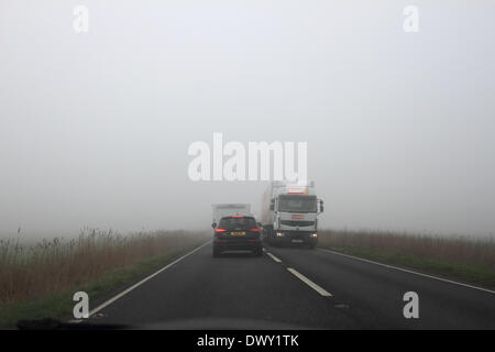 Great Yarmouth, Norfolk, Royaume-Uni. 14 mars 2014. plus d'Acle stright pour 8 kilomètres de Vauxhall Holiday Park à acle rond-point, ralentir la circulation et retard vendredi matin. Credit : charcrit boonsom/Alamy Live News Banque D'Images