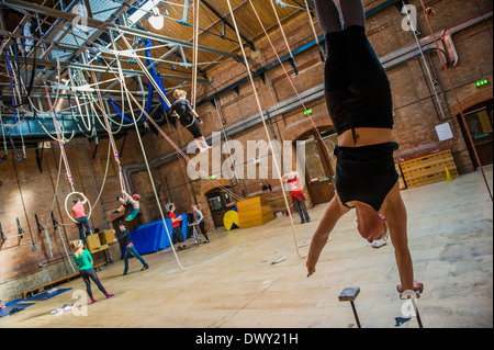 La formation au Circus Space, l'Hoxton basé école de formation pour les artistes de cirque. Shoreditch, London, UK. Banque D'Images