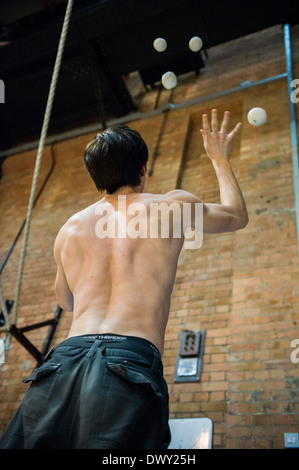 La formation au Circus Space, l'Hoxton basé école de formation pour les artistes de cirque. Shoreditch, London, UK. Banque D'Images