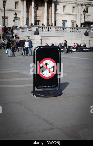 Un panneau vous indiquant de ne pas nourrir les pigeons à Trafalgar Square. Banque D'Images