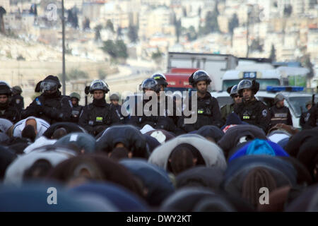Jérusalem, Jérusalem, territoire palestinien. 14Th Mar, 2014. Prier les musulmans palestiniens à l'extérieur de la vieille ville de Jérusalem comme la police israélienne les bloquer de prier dans la mosquée Al-Aqsa de la ville, dans le quartier de Ras Al-Amoud à Jérusalem le 14 mars 2014. Israël restreint l'entrée pour la prière du vendredi à la mosquée al-Aqsa pour éviter d'éventuels affrontements Crédit : Saeed Qaq/APA Images/ZUMAPRESS.com/Alamy Live News Banque D'Images