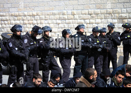 Jérusalem, Jérusalem, territoire palestinien. 14Th Mar, 2014. Prier les musulmans palestiniens à l'extérieur de la vieille ville de Jérusalem comme la police israélienne les bloquer de prier dans la mosquée Al-Aqsa de la ville, dans le quartier de Ras Al-Amoud à Jérusalem le 14 mars 2014. Israël restreint l'entrée pour la prière du vendredi à la mosquée al-Aqsa pour éviter d'éventuels affrontements Crédit : Saeed Qaq/APA Images/ZUMAPRESS.com/Alamy Live News Banque D'Images