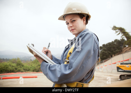 Femme travailleur industriel, on construction site Banque D'Images