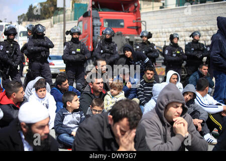 Jérusalem, Jérusalem, territoire palestinien. 14Th Mar, 2014. Prier les musulmans palestiniens à l'extérieur de la vieille ville de Jérusalem comme la police israélienne les bloquer de prier dans la mosquée Al-Aqsa de la ville, dans le quartier de Ras Al-Amoud à Jérusalem le 14 mars 2014. Israël restreint l'entrée pour la prière du vendredi à la mosquée al-Aqsa pour éviter d'éventuels affrontements Crédit : Saeed Qaq/APA Images/ZUMAPRESS.com/Alamy Live News Banque D'Images